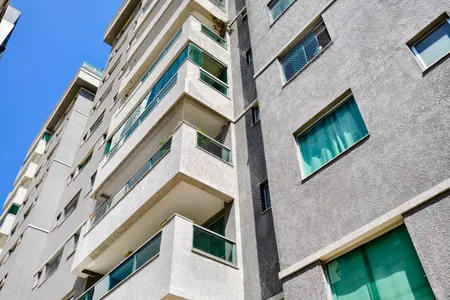 Engenheiro da Conexo Engenharia inspecionando fachada